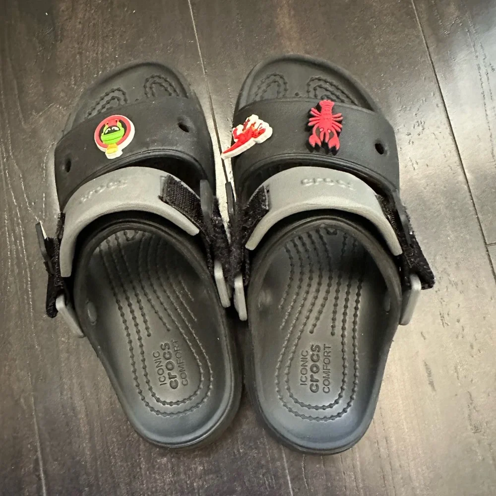Black CROCS All Terrain Sandals- Youth Size 2 - Picture 2 of 4